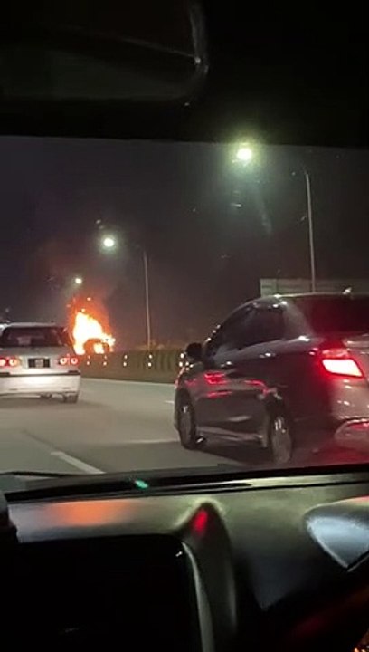 罗厘车头冒烟狂烧 司机紧急煞车逃！