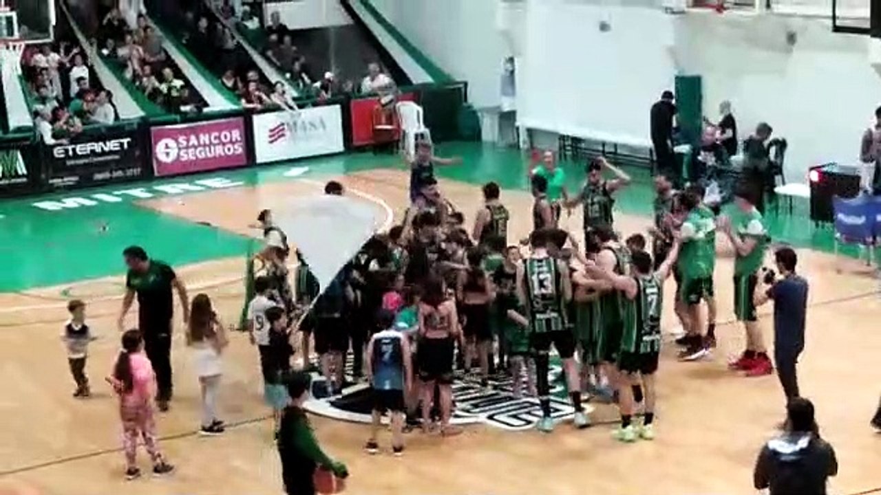 Los festejos de Villa Mitre, tras avanzar a la Reclasificación de la Liga Argentina de básquet