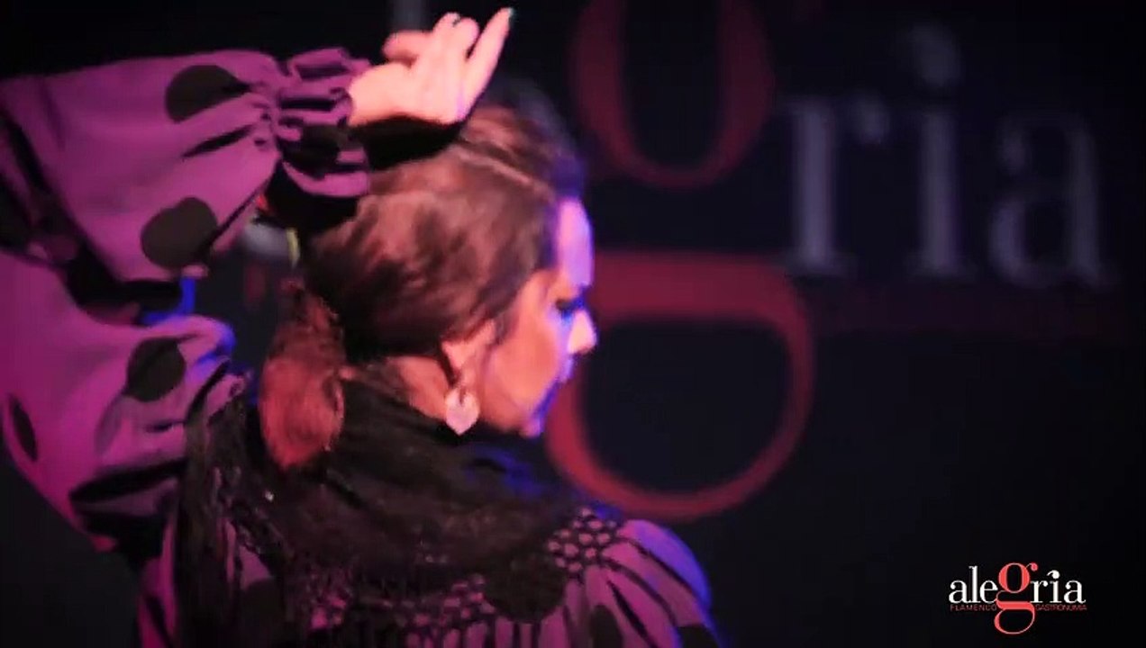 Sandra Sisneros: A Fiery Flamenco Performance - Captivating the Essence of Andalusian Passion