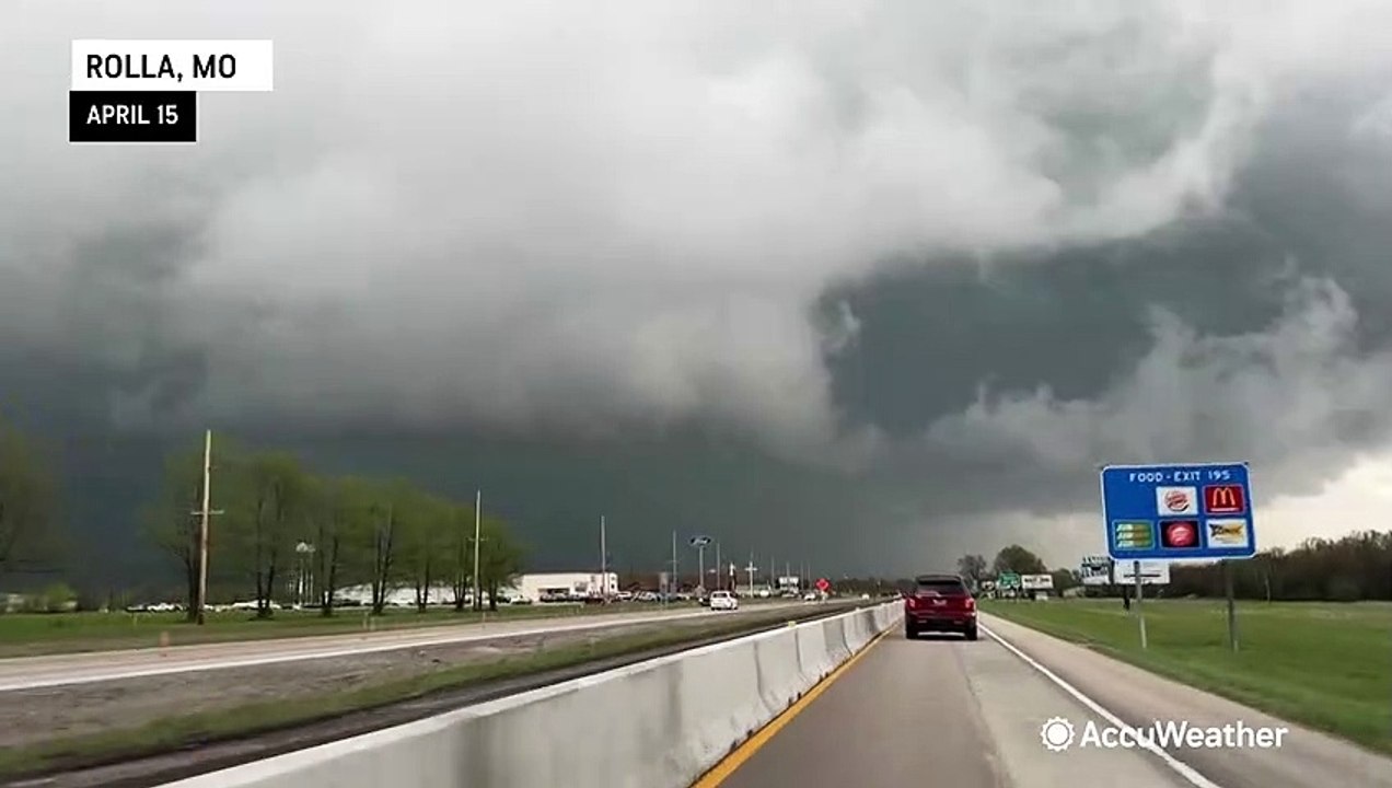 Tornado-warned supercell drifts past Missouri town