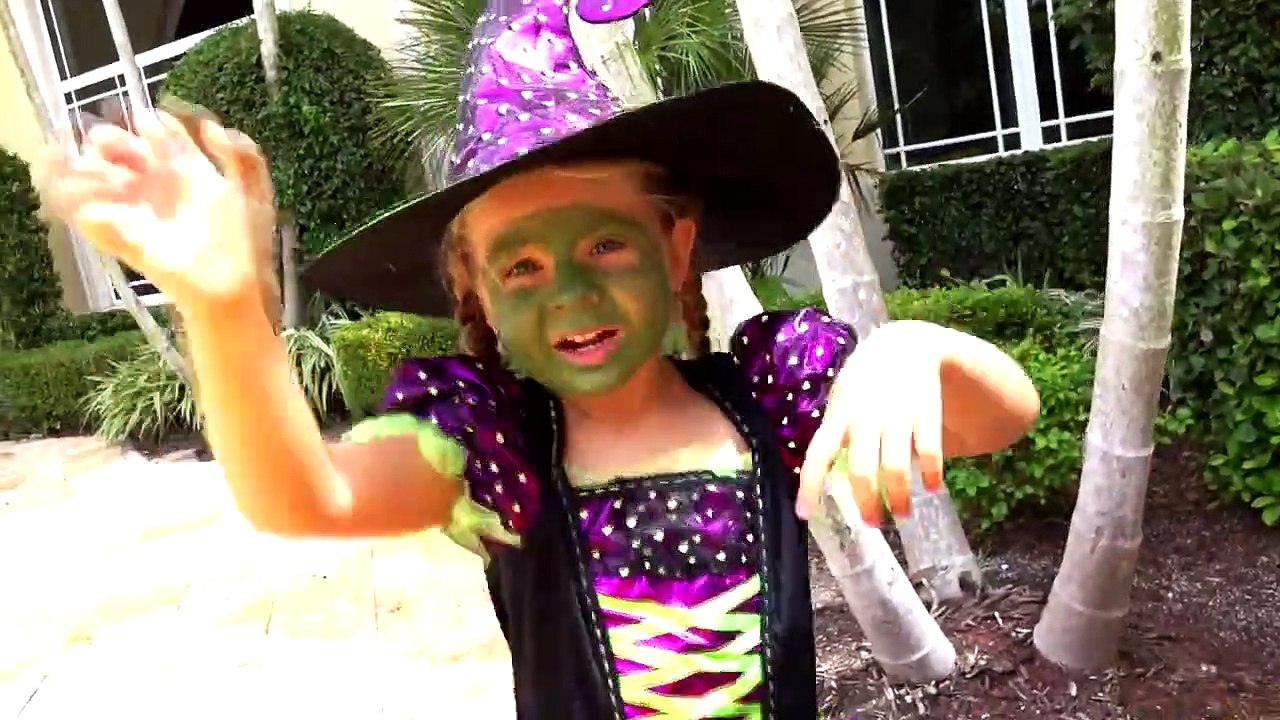 Kids Entertainment Show Diana chooses a halloween costume