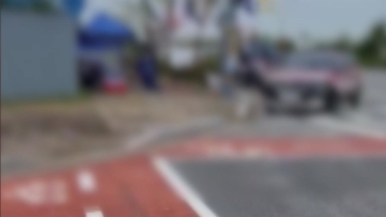 "우리 장비 빌려 써라" 15억 원 뜯은 노조 간부 송치 / YTN