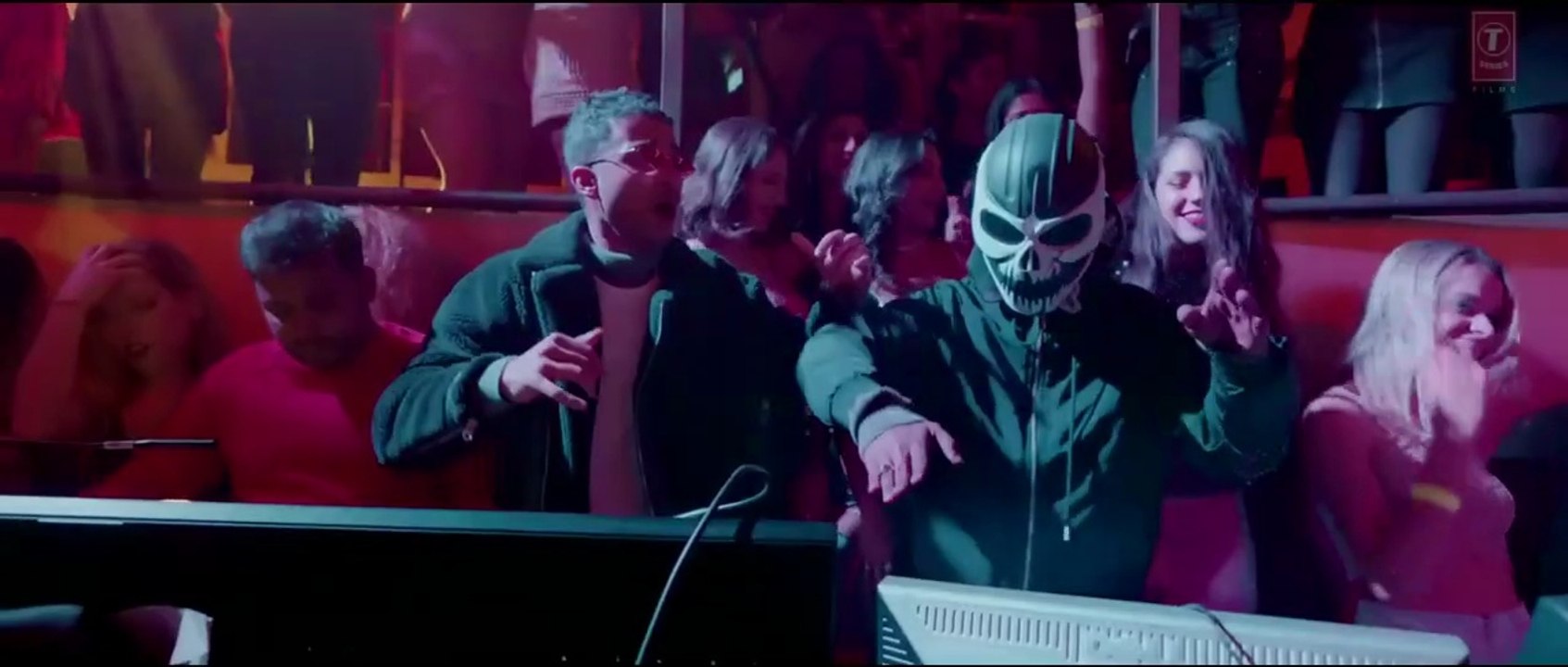 Garmi (Full Video Song) - Nora Fatehi,Varun Dhawan, Shraddha Kapoor - Street Dancer 3D