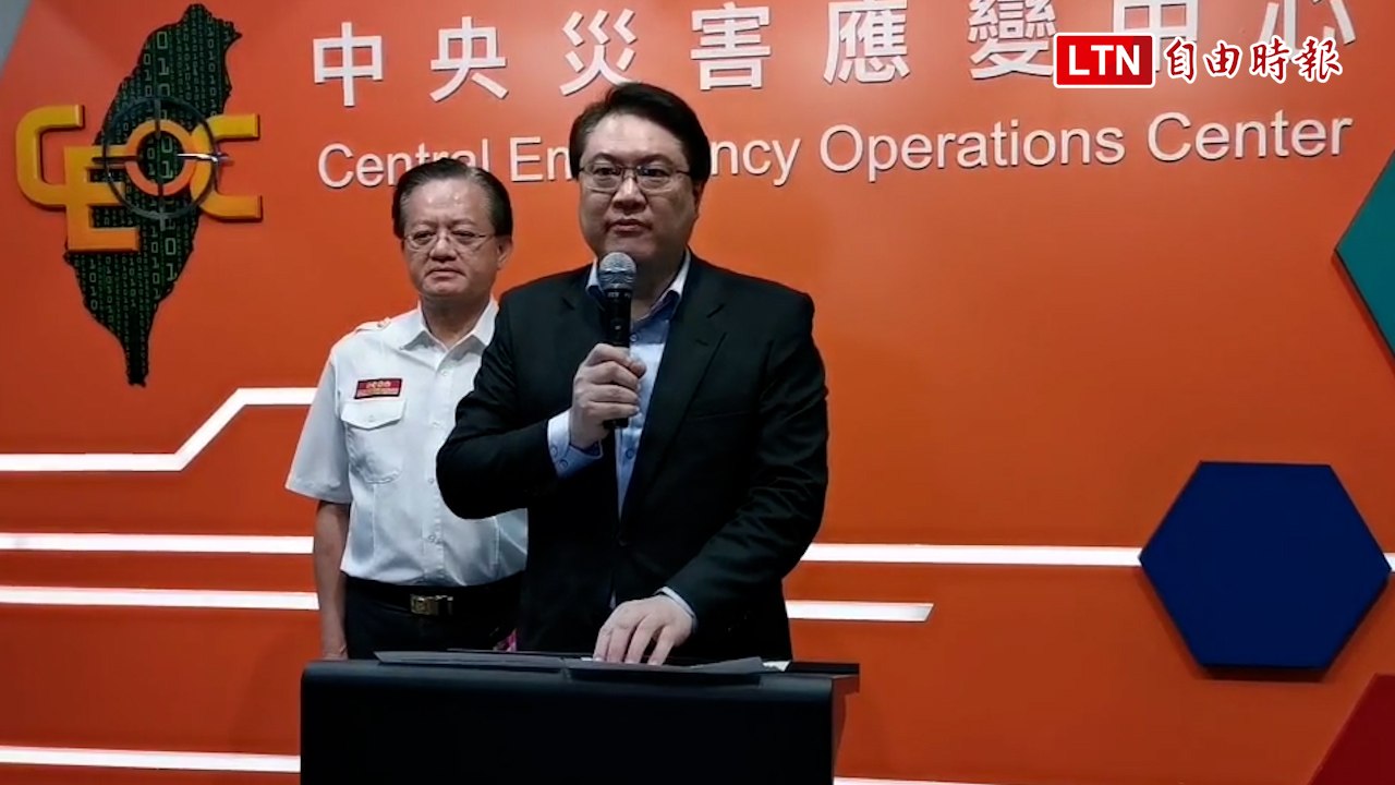 汛期來臨！林右昌視察災害應變中心 籲民眾下載防災APP