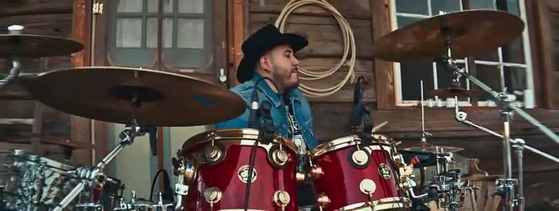 Grupo Frontera x Bad Bunny - un x100to (Video Oficial)