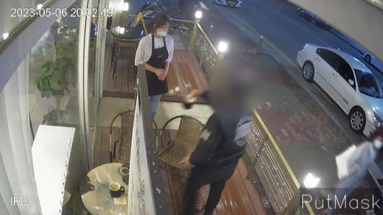 [뉴스라이더] 금연 요청하니 커피 쏟아버린 진상손님 "신고해 봐" / YTN