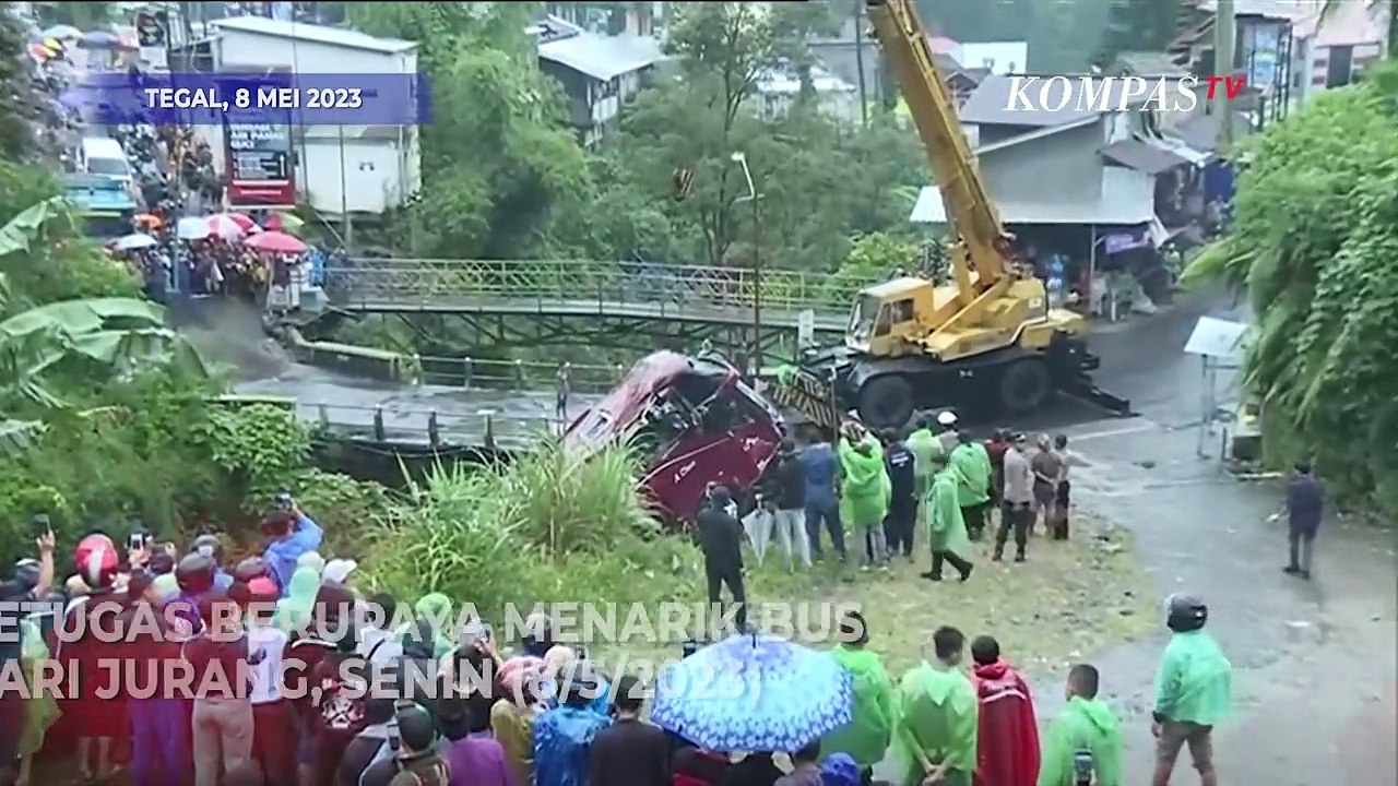 Detik-detik Pengangkatan Bus Pariwisata dari Jurang Pasca Kecelakaan di Kawasan Wisata Guci