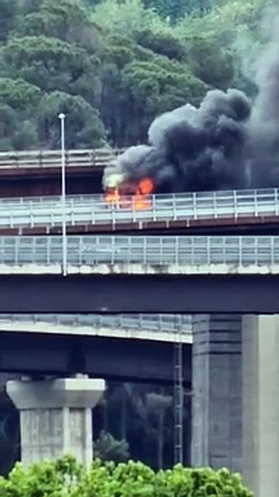 Incendio sul viadotto Ritiro