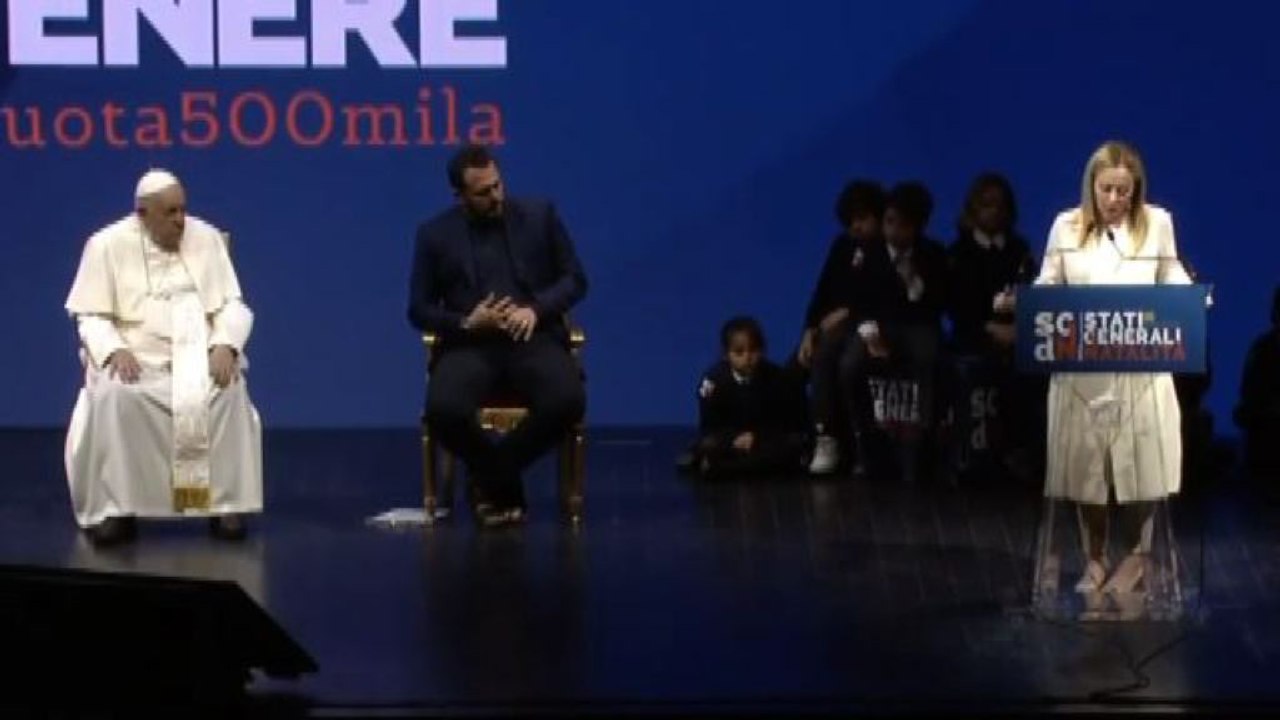 Meloni: "Non è scandaloso dire che siamo tutti nati da uomo e donna"