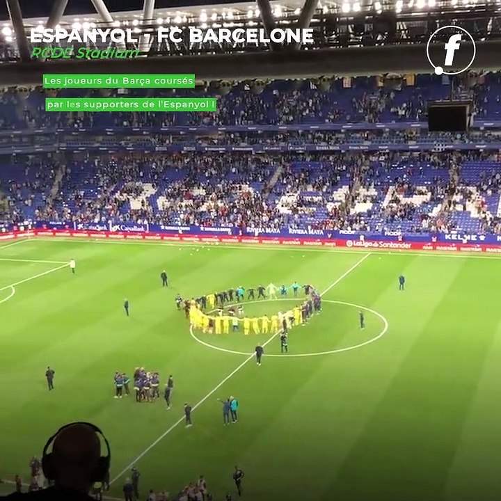Les joueurs du Barça coursés par des supporters de l'Espanyol