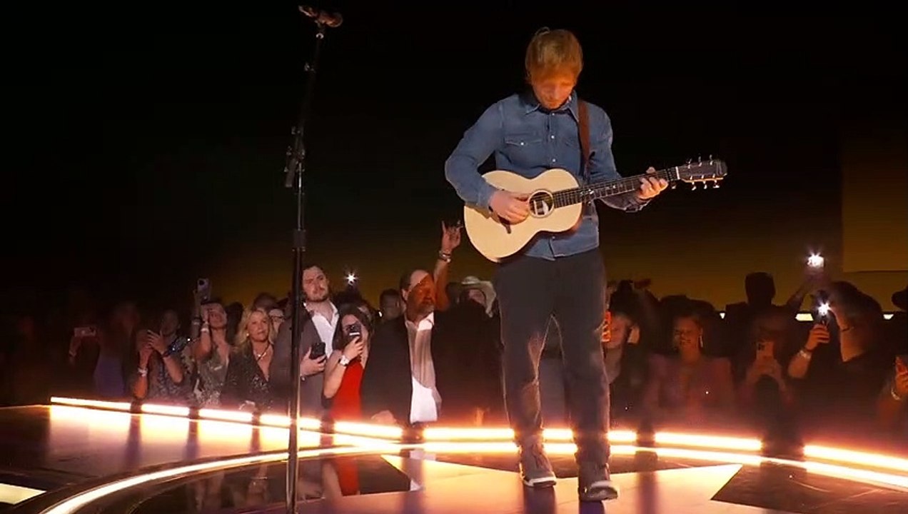 Ed Sheeran interprète "Life Goes On" en duo avec Luke Combs