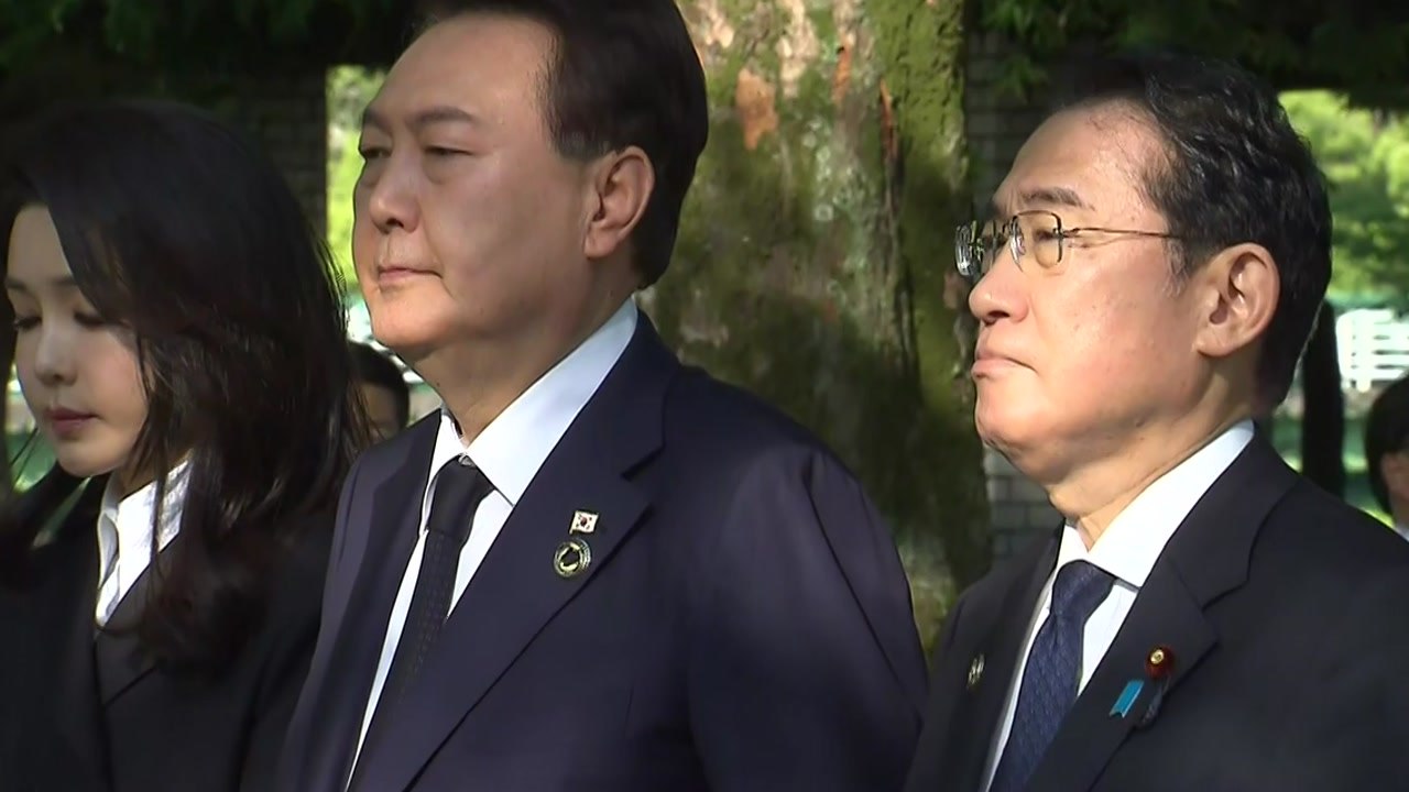 한일 정상회담 진행...원폭 피해자 위령비 공동 참배 / YTN