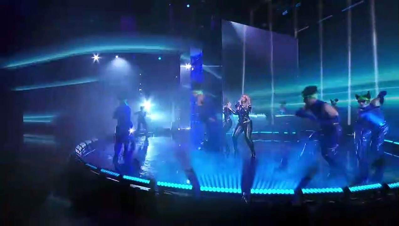 Bebe Rexha chante "I'm Good (Blue)" aux American Music Awards 2022