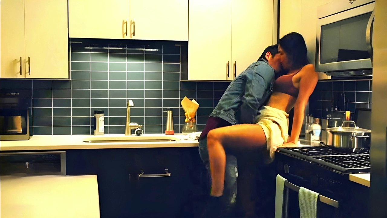 Sleep Tight Movie Explained in Hindi 🎬 | Hollywood Movie Summaries