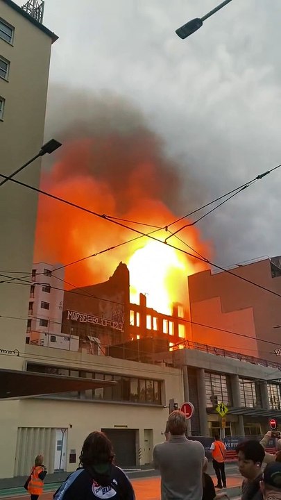 Incêndio de grandes dimensões devasta edifício em Sydney. Veja o vídeo
