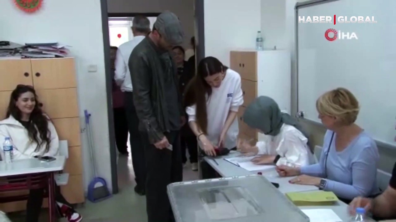 Kıvanç Tatlıtuğ ve Başak Dizer Tatlıtuğ oylarını kullandı