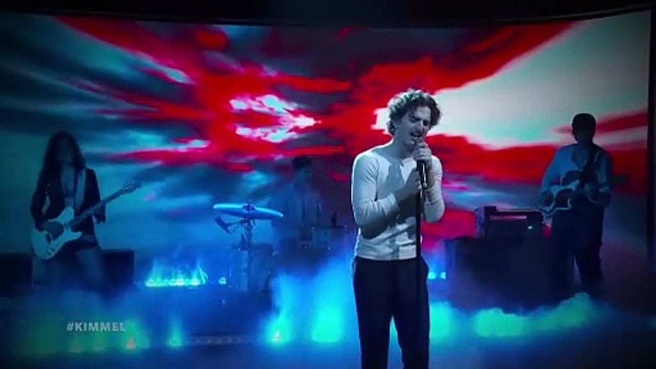 Benson Boone chante son tube "Beautiful Things" en live