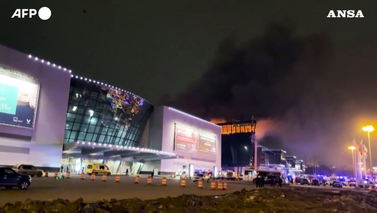 Strage a Mosca, le operazioni per domare l'incendio alla Crocus City Hall
