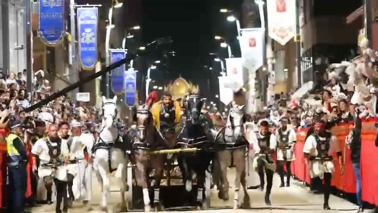 Fernando López Miras tirando de la cuadriga del emperador romano Teodosio I El Grande.