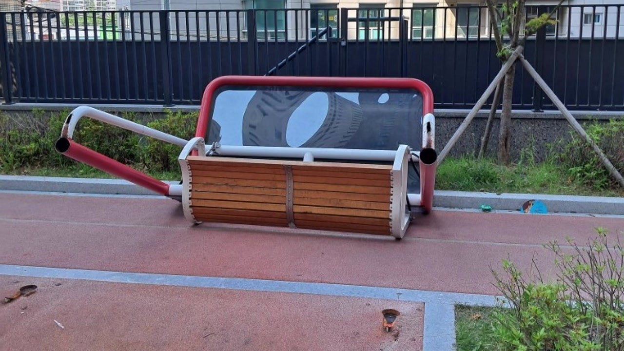 아파트 놀이터 철제 흔들의자 넘어져 초등학생 숨져 / YTN