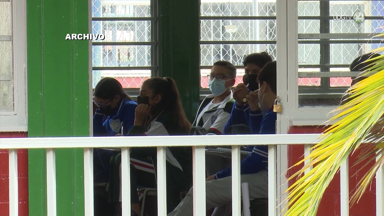 Maestro de matemáticas aprende Braille para impartir su clase