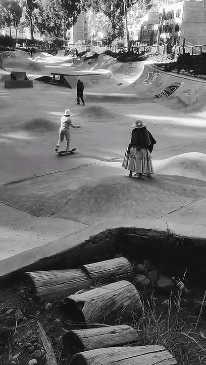 Madre ayuda a patinar a su hijo