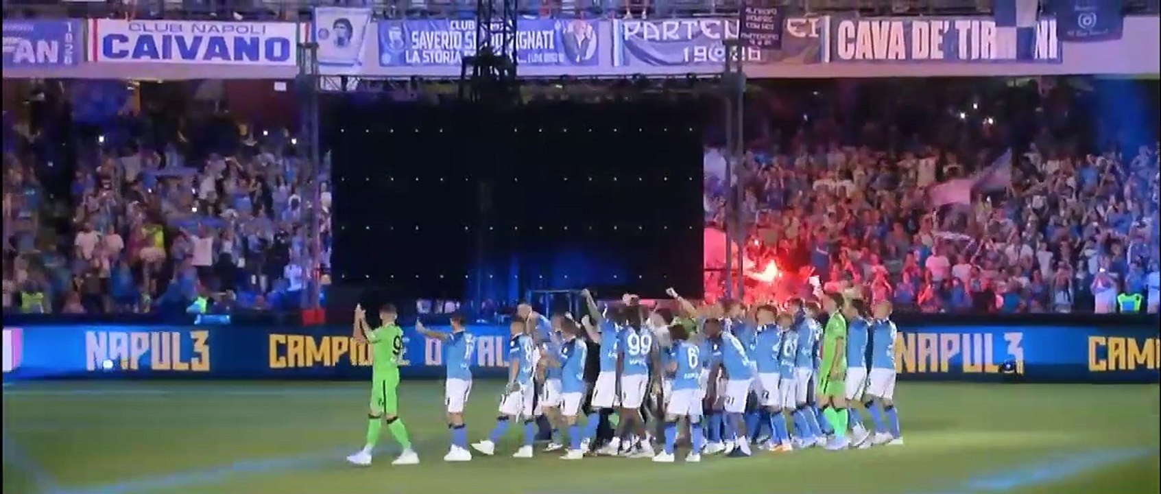 Nino D'Angelo canta l'inno del Napoli alla festa scudetto