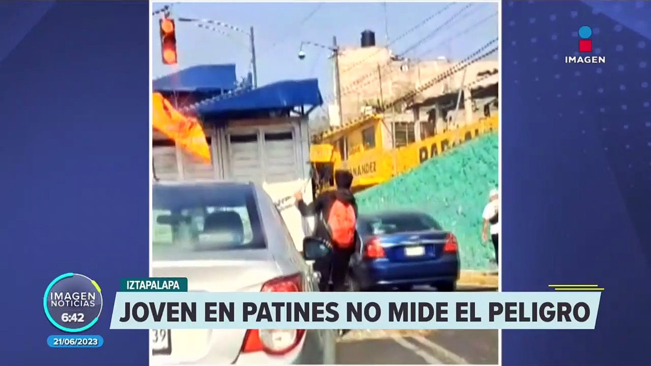 Joven en patines no mide el peligro