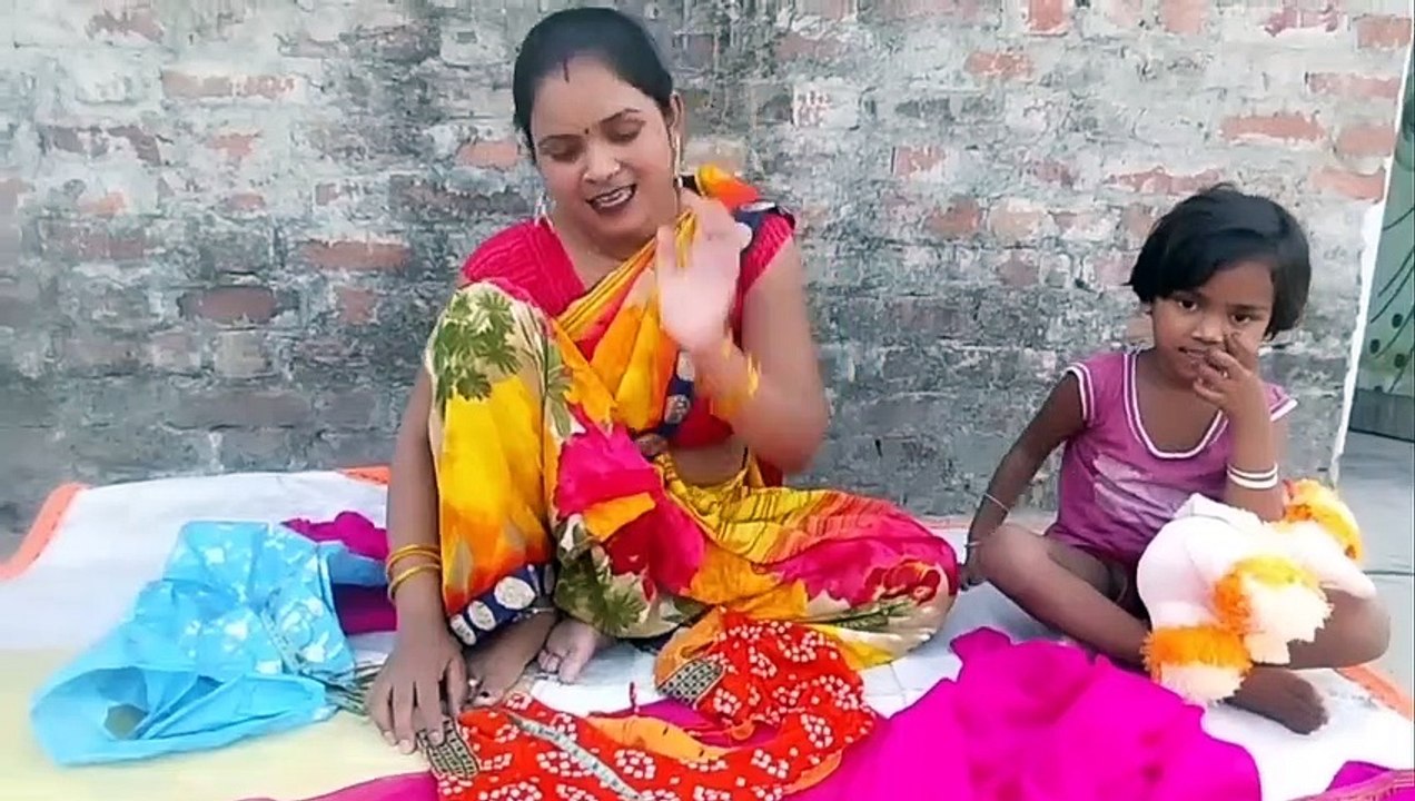 breastfeeding mom with baby on theway to work on बच्चे को दूध पिला रही हु #minivlog