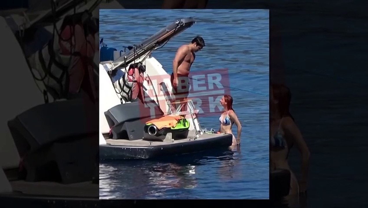 Afra Safraçoğlu ve Mert Ramazan Demir denizde öpüşürken görüntülendi