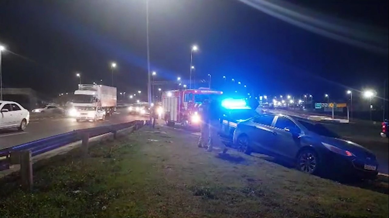 Carro e caminhão colidem no Trevo Cataratas