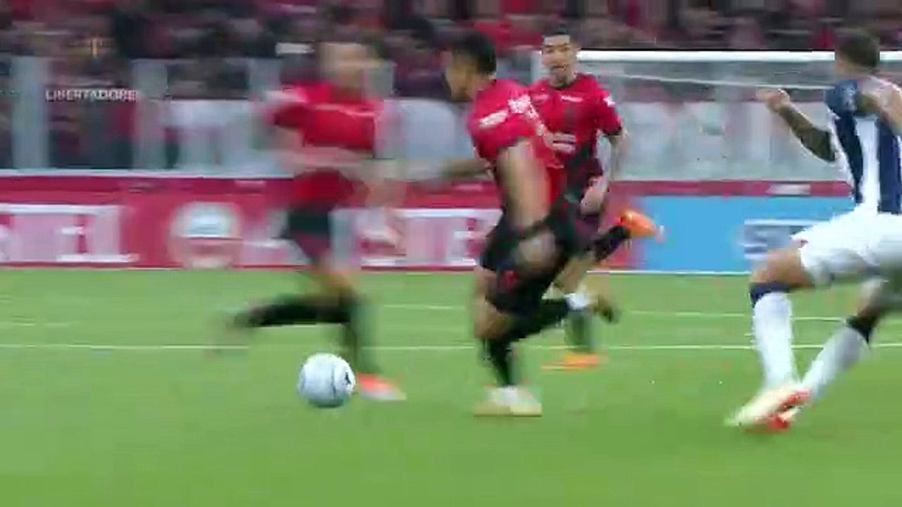 Vitor Roque marca goles a pares