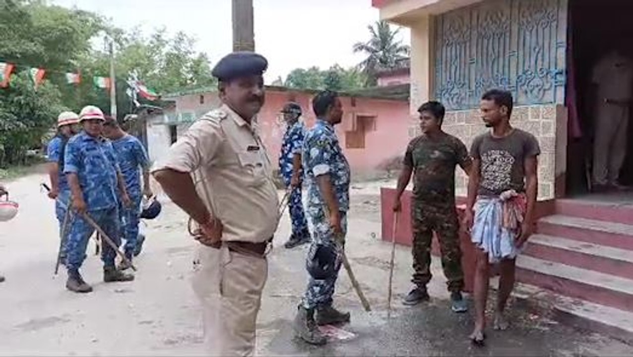 রাজনৈতিক বিবাদে উত্তপ্ত ইসলামপুর, এলাকায় পুলিশ বাহিনী