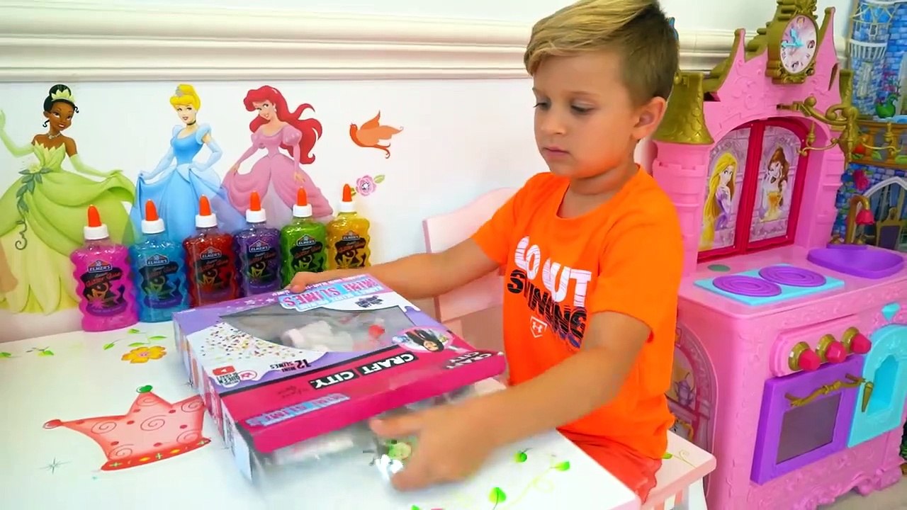 Roma and Diana are playing with slimes - Fun games with dad