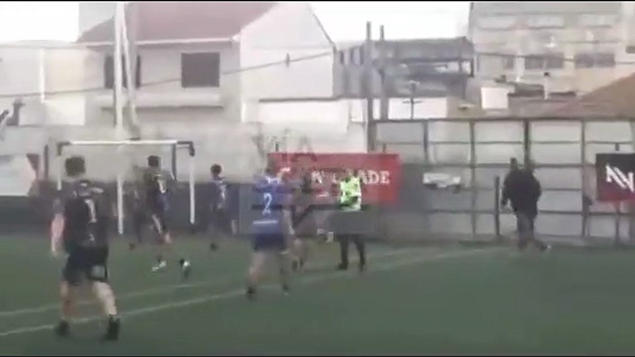 Brutal patada a un árbitro amateur