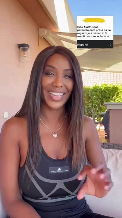 Ainett Stephens bellissima, risponde ai follower