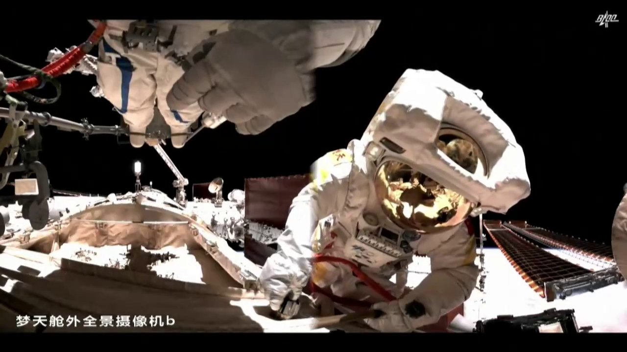 China completa con éxito su primera misión fuera de la estación espacial