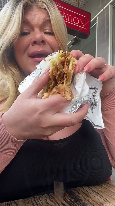 Modella consiglia cibo