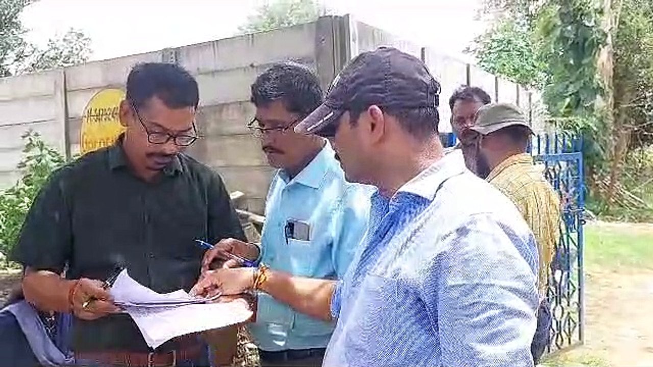 हाईकोर्ट के सख्त आदेश के बाद पुलिस बल लेकर पहुंचा प्रशासन, पक्षकार को स्टेट हाइवे से लगी 1.67 हेक्टेयर जमीन पर दिलाया कब्जा