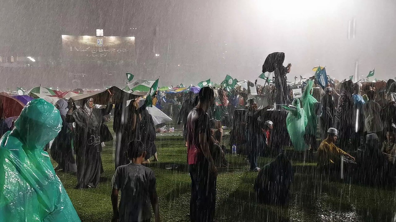 心中热情浇不熄 支持者   冒雨听演说