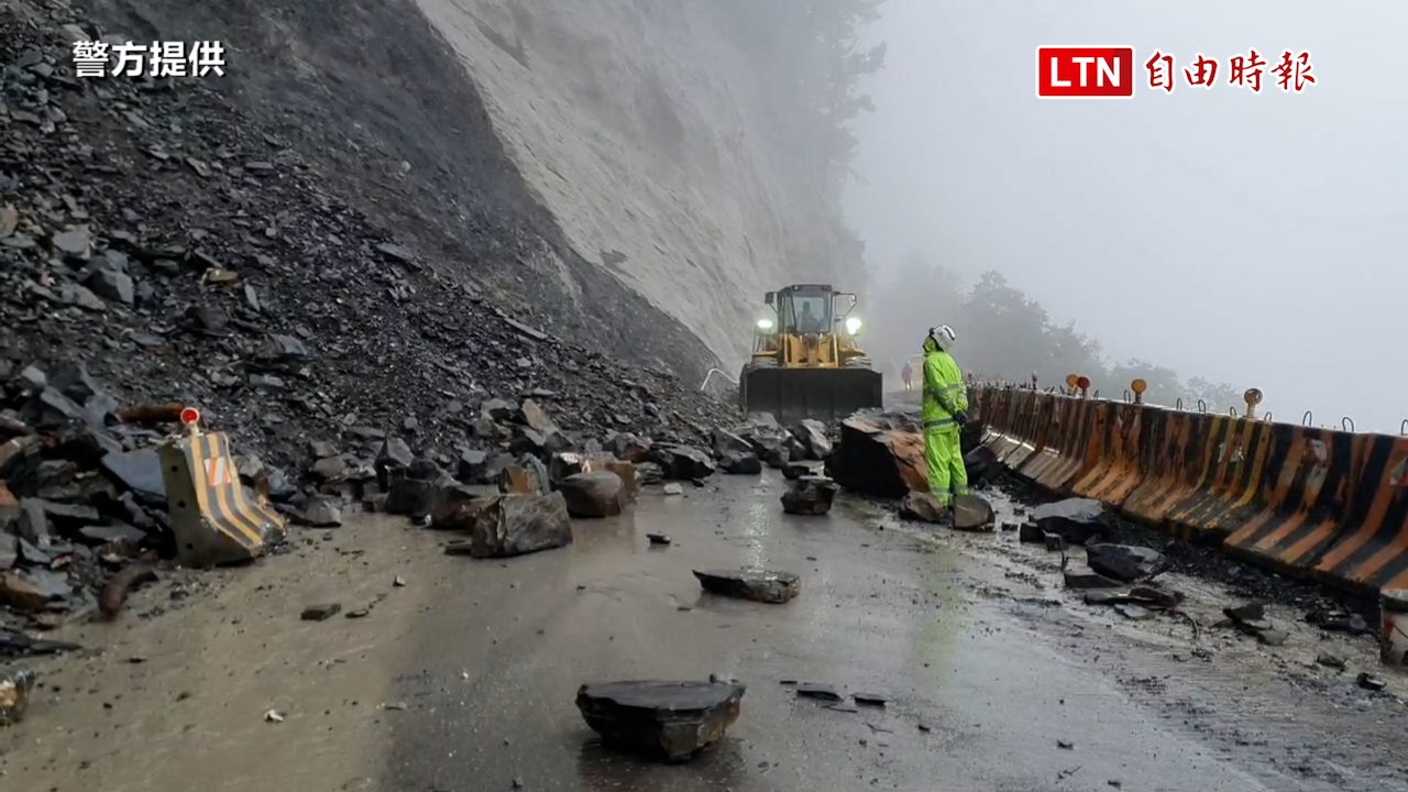 中橫關原段出現落石 26日下午1點封路（警方提供）