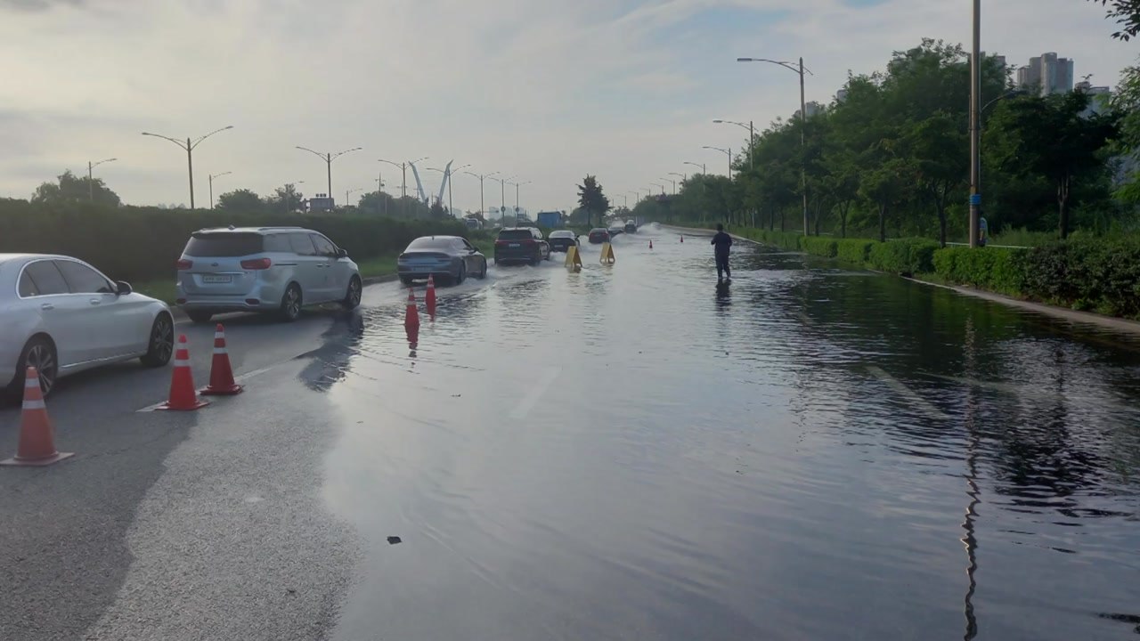 인천 남동구 도로 침수..."대조기로 바닷물 역류" / YTN