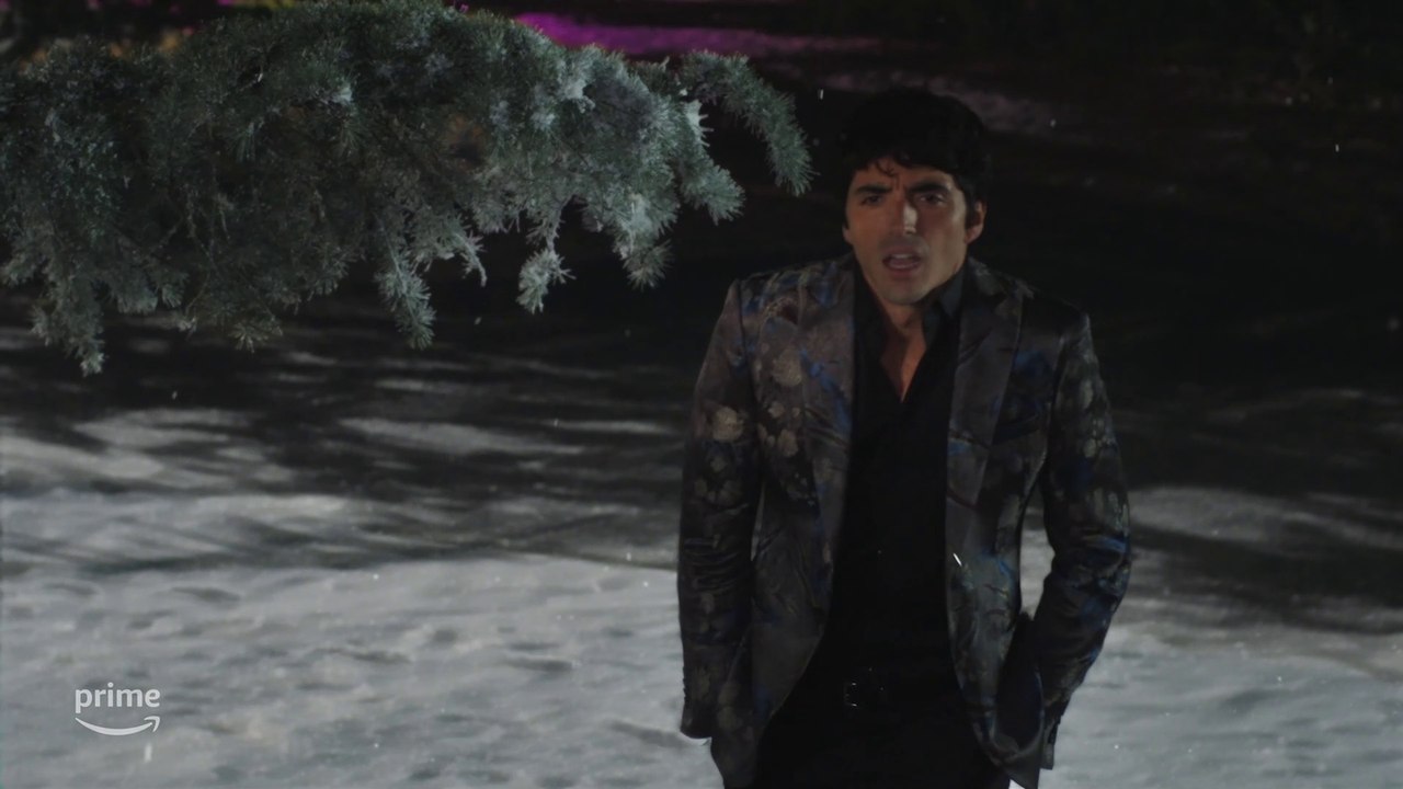 Prince Henry and Alex are kissing on the couch RED WHITE and ROYAL BLUE Scene 2023