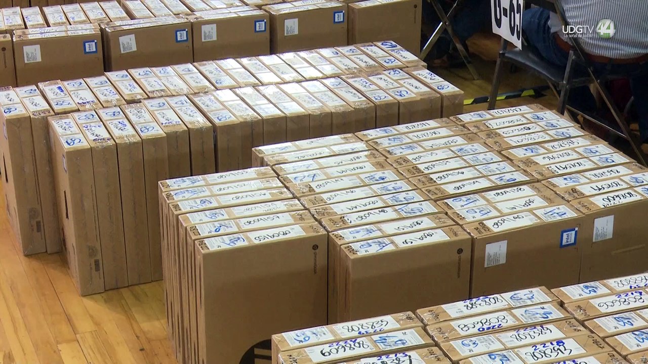 Inicia entrega de computadoras a maestros de primaria; reportan primer robo