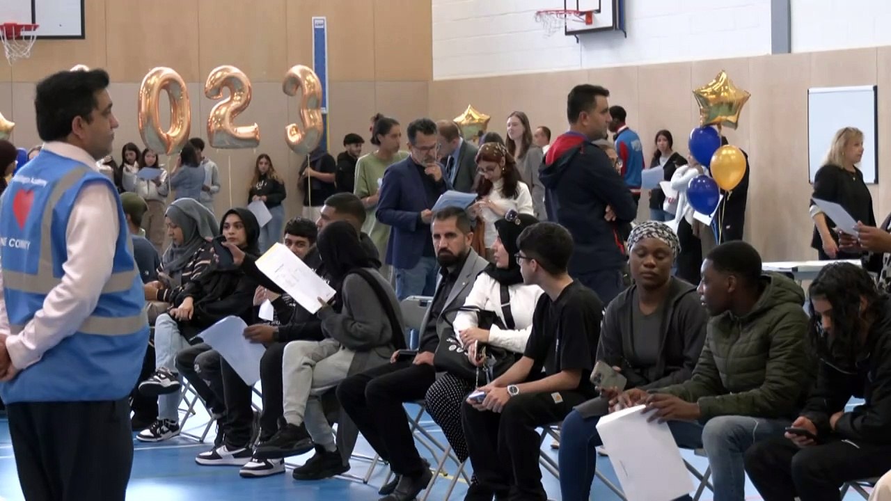 Education Sec backs maths and English GCSE resits