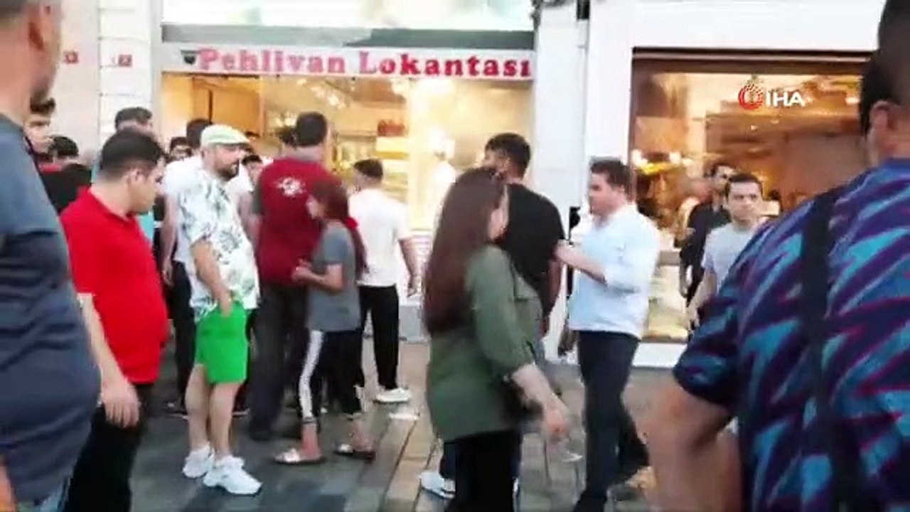 Taksim'de Burger King Çalışanları Tarafından Darp Edilen Baba