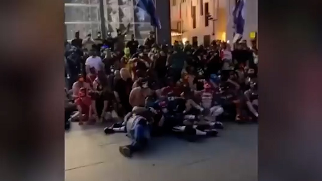 Kendini köpek olarak tanımlayan yüzlerce kişi kent merkezinde toplandı