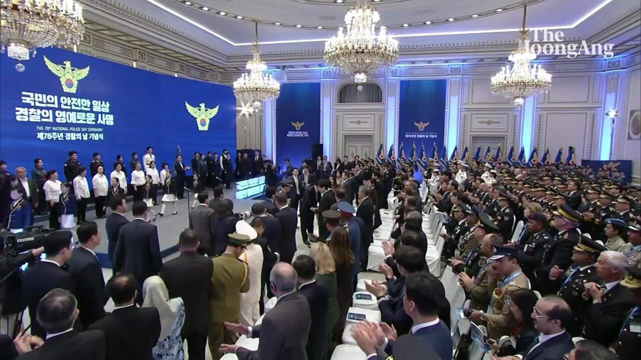 '반성' 말하고 행사서 270명 일일이 악수…확 달라진 尹