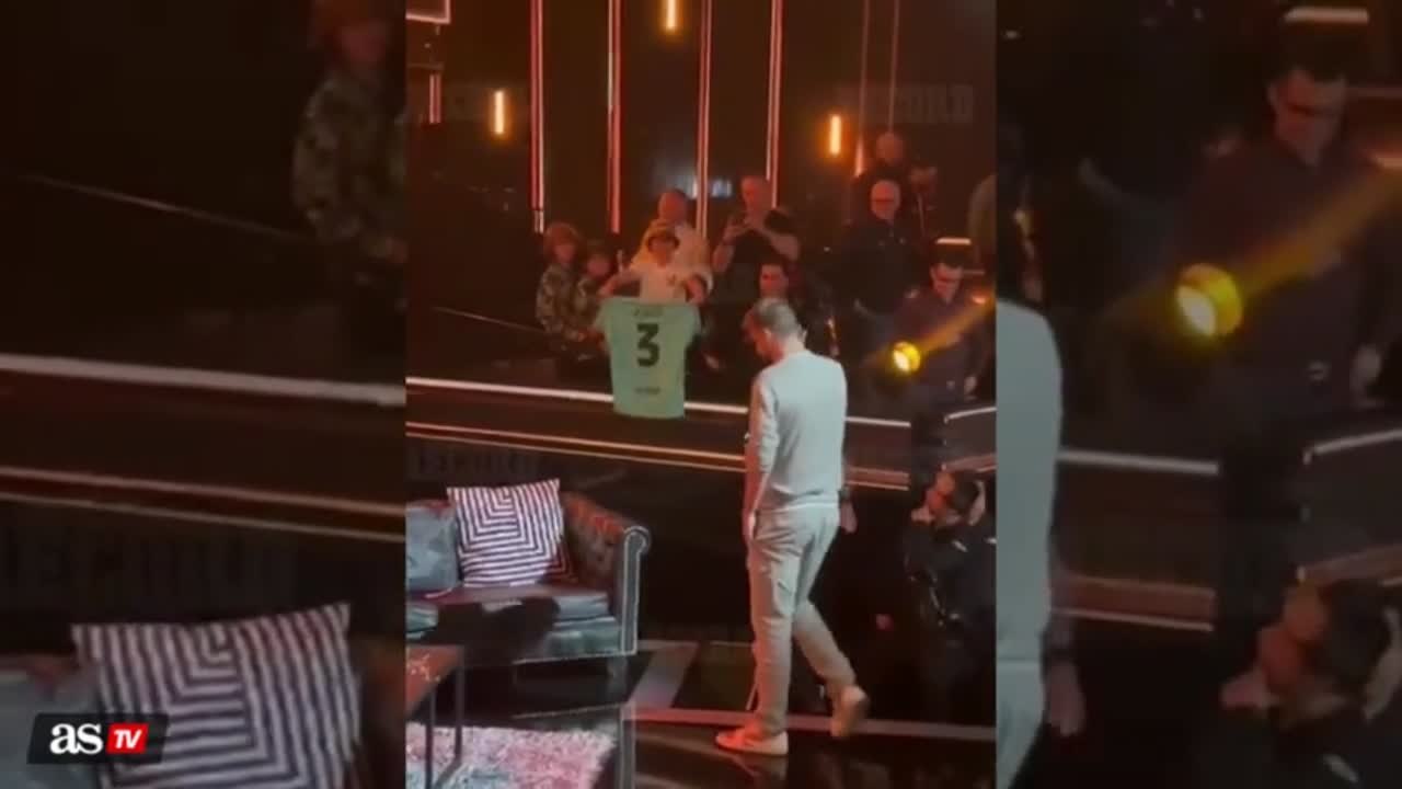 Now you see him, now you don't! Piqué disappears from scene