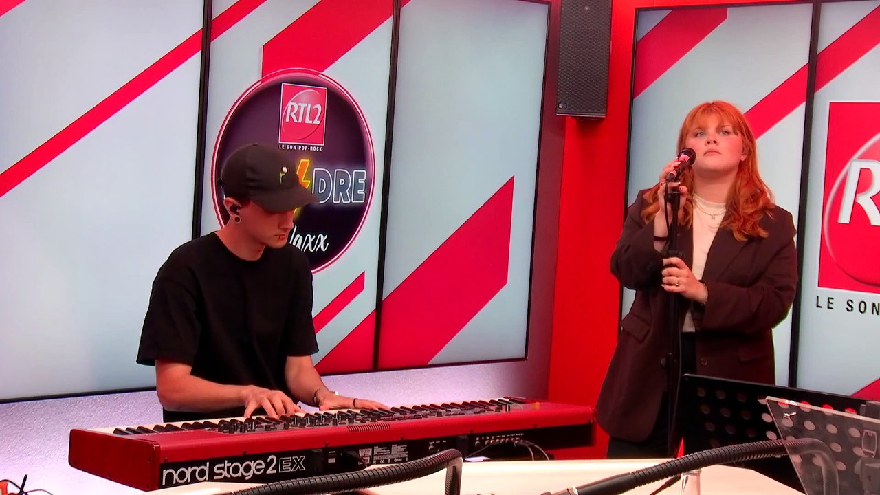 Loï et Waxx interprètent "Blinding Lights" en live dans Foudre